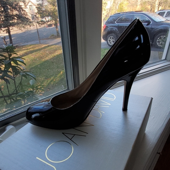 Joan And David Daerina Black Patent Leather Pumps - Picture 2 of 8